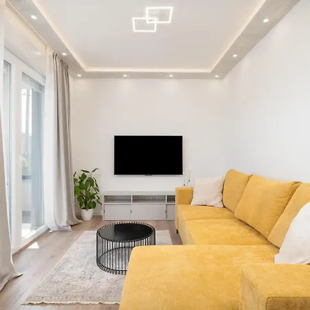 Helena Apartment *